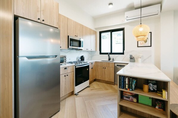 Coffee/tea maker, fridge, microwave, oven