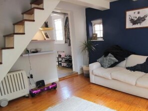 Unclassified image, 3 of 10, button - Cosy Courtyard Cottage sleeps 4 with Log Burner, close to Cambridge City Centre. (Horningsea)