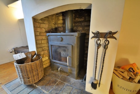 Interior. Cosy Courtyard Cottage sleeps 4 with Log Burner, close to Cambridge City Centre.