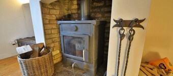 Cosy Courtyard Cottage sleeps 4 with Log Burner, close to Cambridge City Centre.