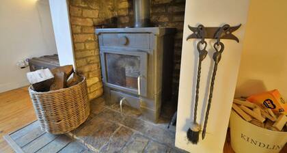 Cosy Courtyard Cottage sleeps 4 with Log Burner, close to Cambridge City Centre.