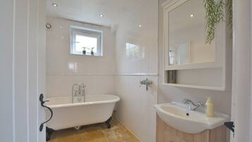 Sèche-cheveux, serviettes fournies, savon, papier toilette