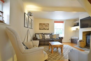 Unclassified image, 2 of 10, button - Cosy Courtyard Cottage sleeps 4 with Log Burner, close to Cambridge City Centre. (Horningsea)