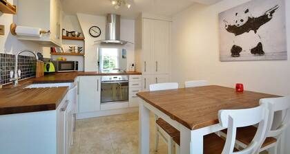 Cosy Courtyard Cottage sleeps 4 with Log Burner, close to Cambridge City Centre.