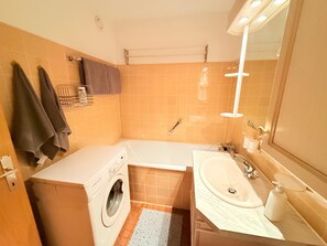 Shower, hair dryer, towels - Quiet 2-room apartment for 4 guests with balcony (Dornbirn)