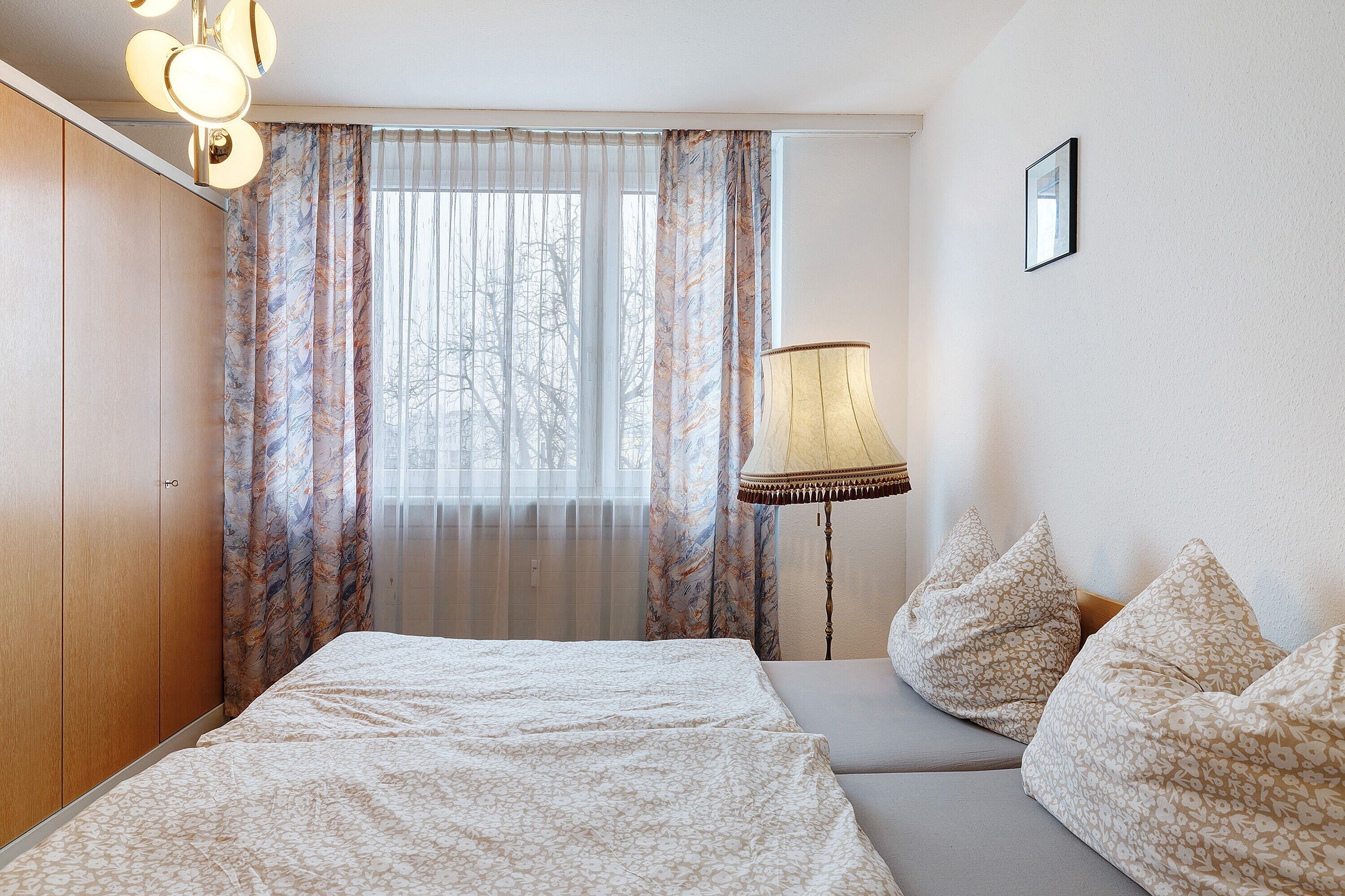 Tabla de planchar con plancha, wifi y ropa de cama 