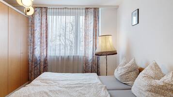 Tabla de planchar con plancha, wifi y ropa de cama