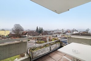 Outdoor dining - Quiet 2-room apartment for 4 guests with balcony (Dornbirn)