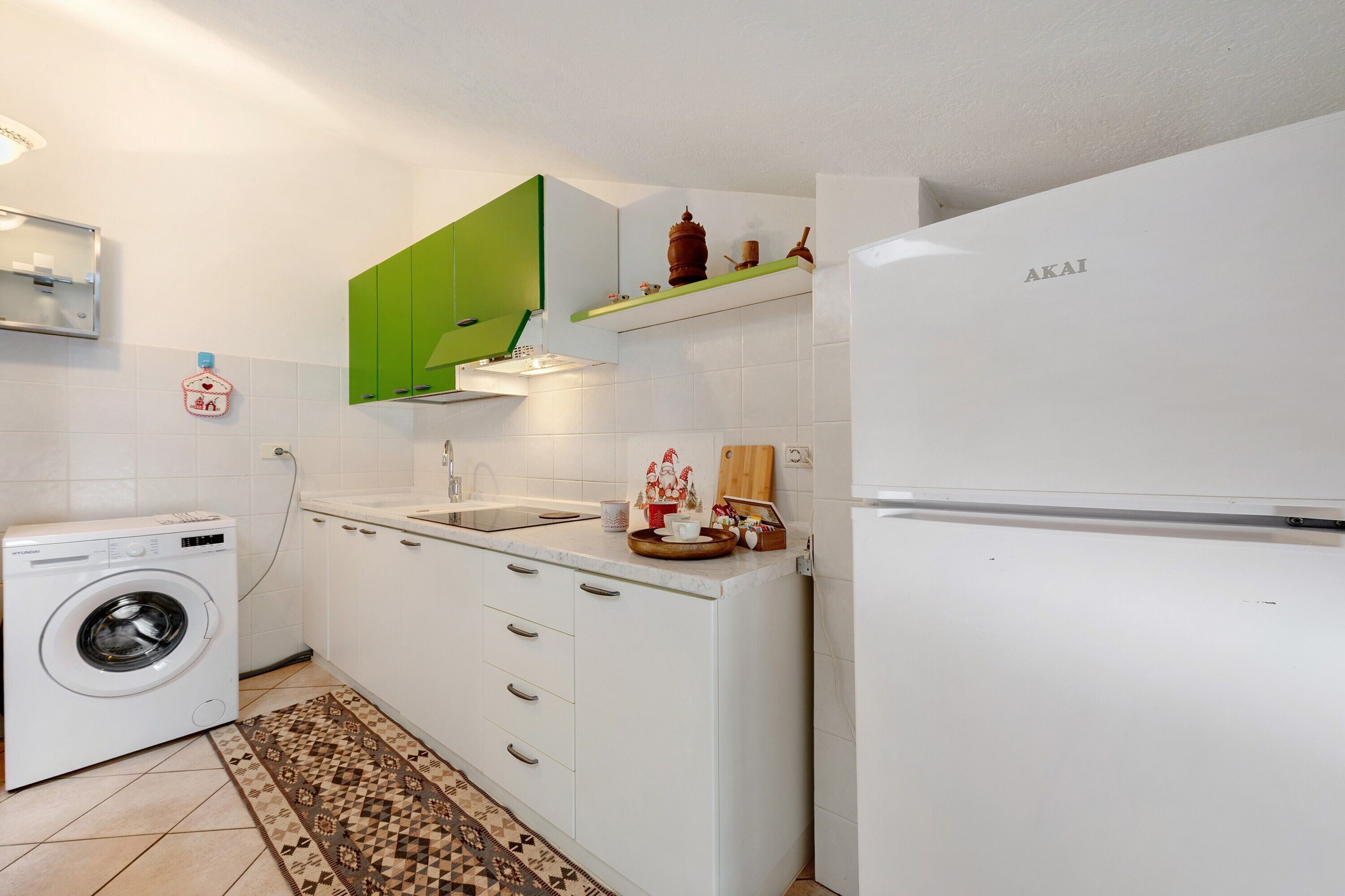 Kühlschrank, Herdplatte, Wasserkocher, Kochgeschirr/Geschirr/Besteck