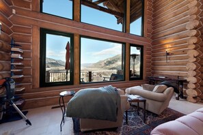 Smart TV, fireplace, books, offices - Log Cabin with Amazing deck & views - 3 miles to downtown DGO - Hot Tub/AC (Durango)