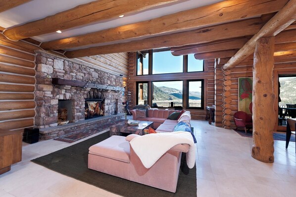 Smart TV, fireplace, books, offices - Log Cabin with Amazing deck & views - 3 miles to downtown DGO - Hot Tub/AC (Durango)