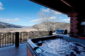 Outdoor spa tub - Log Cabin with Amazing deck & views - 3 miles to downtown DGO - Hot Tub/AC (Durango)