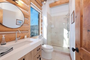 Shower, hair dryer, towels - Log Cabin with Amazing deck & views - 3 miles to downtown DGO - Hot Tub/AC (Durango)