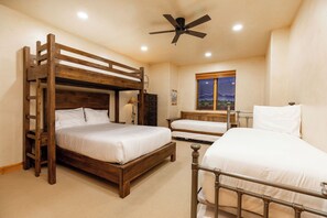 5 bedrooms, free WiFi, bed sheets - New Listing! Arrowhead Luxury Home | Private Pond | Fire Pit + Pool Table (Edwards)