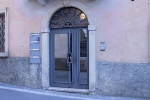 Exterior detail - GuestHost - Cozy and practical 62 square meters apartment, perfect for four people, located on the second floor of a renovated period building (NO elevator).The property is located in the center of Negrar di Valpolicella, a hilltop town in the province o (Negrar di Valpolicella)