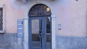 A building entrance with a gray door, a number '5' sign, and a metal mailbox. - GuestHost - Cozy and practical 62 square meters apartment, perfect for four people, located on the second floor of a renovated period building (NO elevator).The property is located in the center of Negrar di Valpolicella, a hilltop town in the province o (Negrar di Valpolicella)