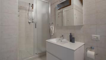 Ducha, bidet, toallas