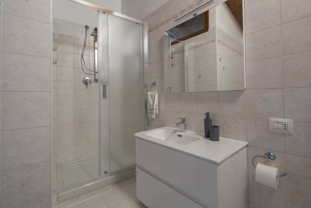 Shower, bidet, towels