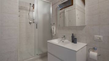 Shower, bidet, towels