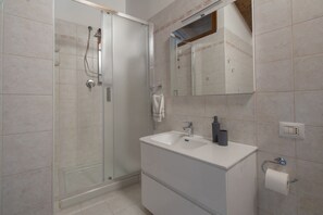 Dusche, Bidet, Handtücher