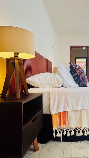 1 bedroom, iron/ironing board, free WiFi, bed sheets - Tropical Mid-Century Modern B&B in Merida's Centro, La Habitacion Amarilla (Mérida)