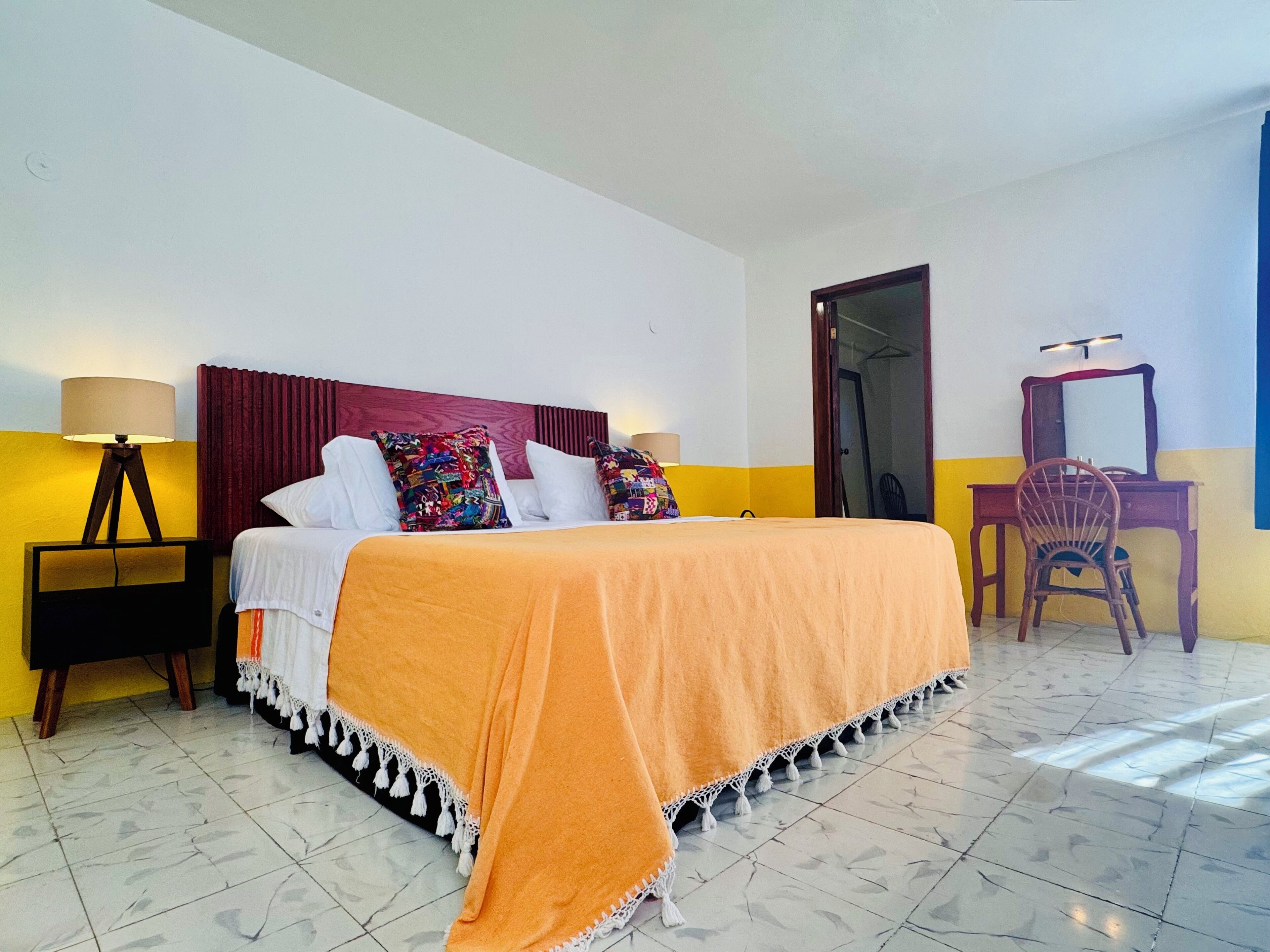 Tropical Mid-century Modern B&b In Merida's Centro, La Habitacion Amarilla - Mérida, México