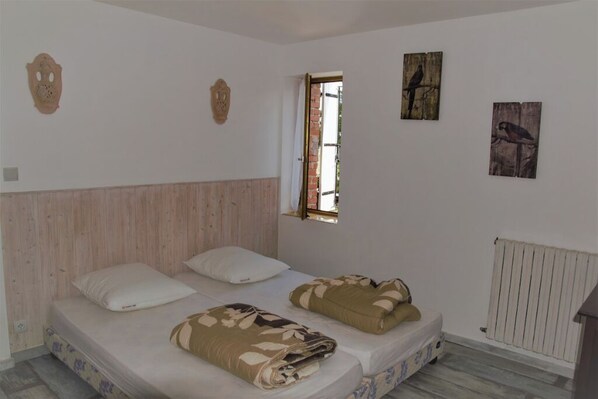 Tabla de planchar con plancha, wifi y ropa de cama