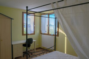 Tabla de planchar con plancha, wifi, ropa de cama