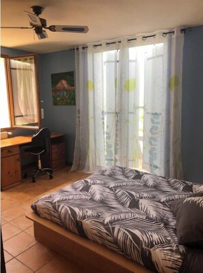 Tabla de planchar con plancha, wifi y ropa de cama