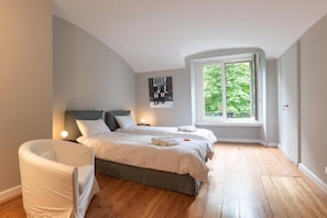 Una scrivania, ferro/asse da stiro, culla da viaggio, Wi-Fi gratuito