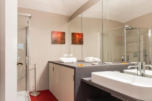 Doccia, asciugacapelli, bidet, asciugamani