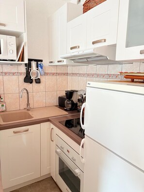 Fridge, microwave, oven, coffee/tea maker - House a stone's throw from the beaches of St Cyprien (Saint-Cyprien)