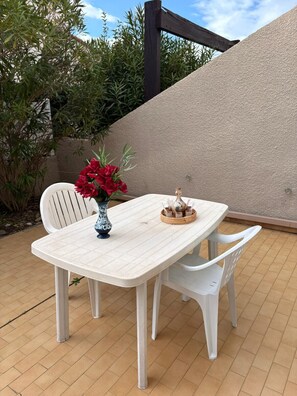 Outdoor dining - House a stone's throw from the beaches of St Cyprien (Saint-Cyprien)