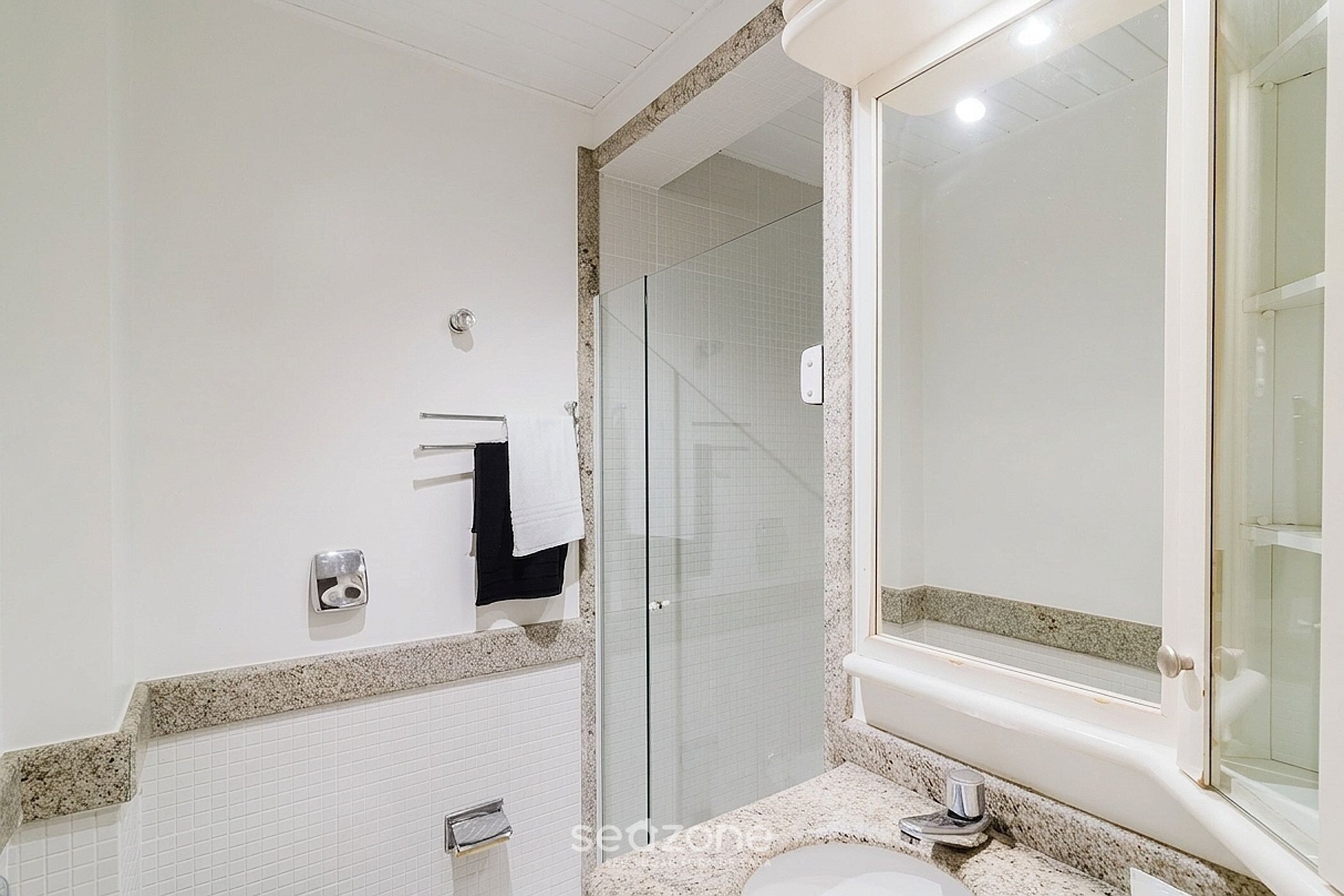 Eenvoudig appartement | Badkamer | Een douche