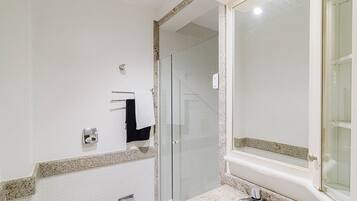 Eenvoudig appartement | Badkamer | Een douche