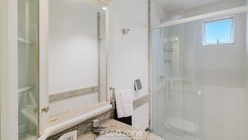 Basic Apartment | Bathroom | Shower