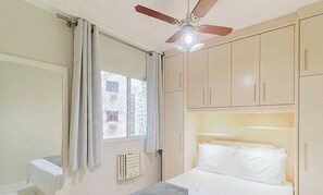 A bedroom with a bed, a ceiling fan, and a window with curtains. - 3-bedroom Apt Only 300m From the Beach Ejs0803 (Balneário Camboriú)