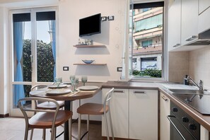 Refrigerador, horno, parrilla de estufa y tetera eléctrica 