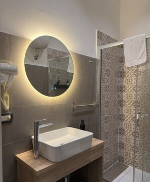 Douche, sèche-cheveux, bidet, serviettes fournies