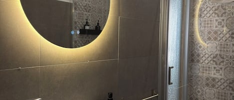 Shower, hair dryer, bidet, towels
