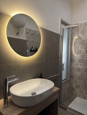 Shower, hair dryer, bidet, towels - Rooms Vesuvio Double [Central Station] (Napoli)