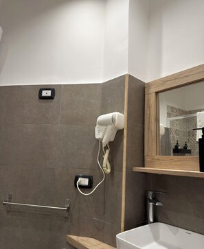 Dusche, Haartrockner, Bidet, Handtücher