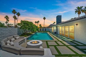 A heated pool - Luxury 3 bed 2 bath pool spa home with 29 day minimum (Palm Desert)