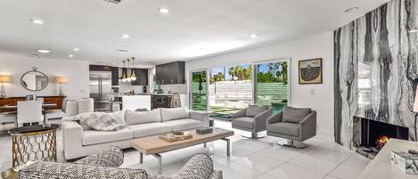 TV connectée, cheminée, lecteur de DVD, livres