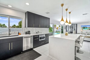 Fridge, microwave, oven, stovetop - Luxury 3 bed 2 bath pool spa home with 29 day minimum (Palm Desert)