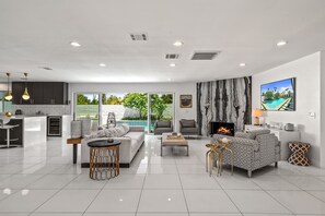 Smart TV, fireplace, DVD player, books - Luxury 3 bed 2 bath pool spa home with 29 day minimum (Palm Desert)
