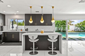 Refrigerador, microondas, horno y parrilla de estufa