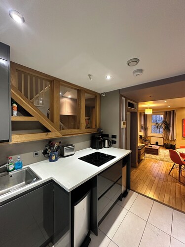 Gorgeous 4BR Oxford Apartment with Church and City Views