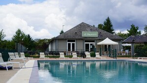 A swimming pool area with lounge chairs and a building labeled "Chez Scott". - Ushuaïa Villages-Domaine de Scott Duplex Spruce 25 (Montigny-en-Morvan)
