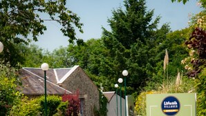 A pathway leading to a building with a sign indicating 'Lighthouse Village' and the number '2'. - Ushuaïa Villages-Domaine de Scott Duplex Spruce 25 (Montigny-en-Morvan)